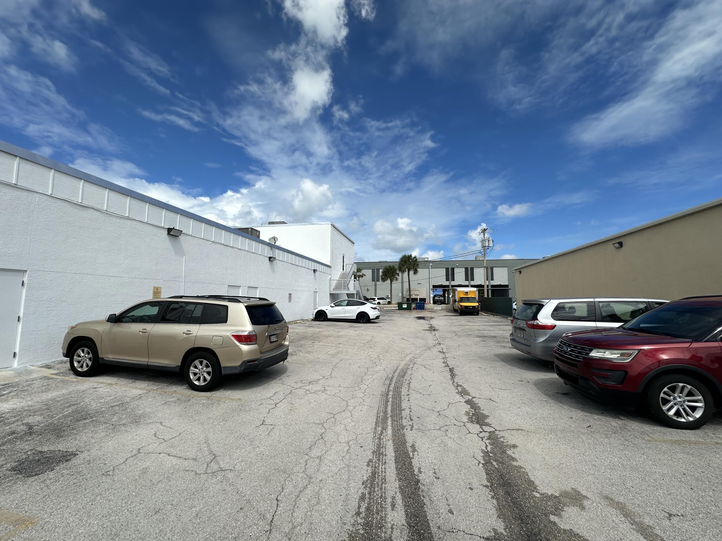 3340 N Roosevelt Boulevard 1