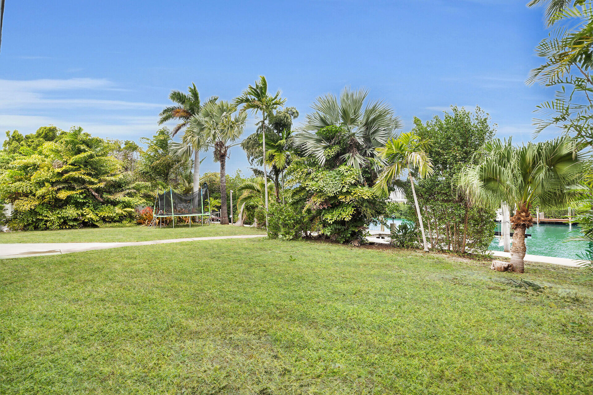 323 Calzada De Bougainville