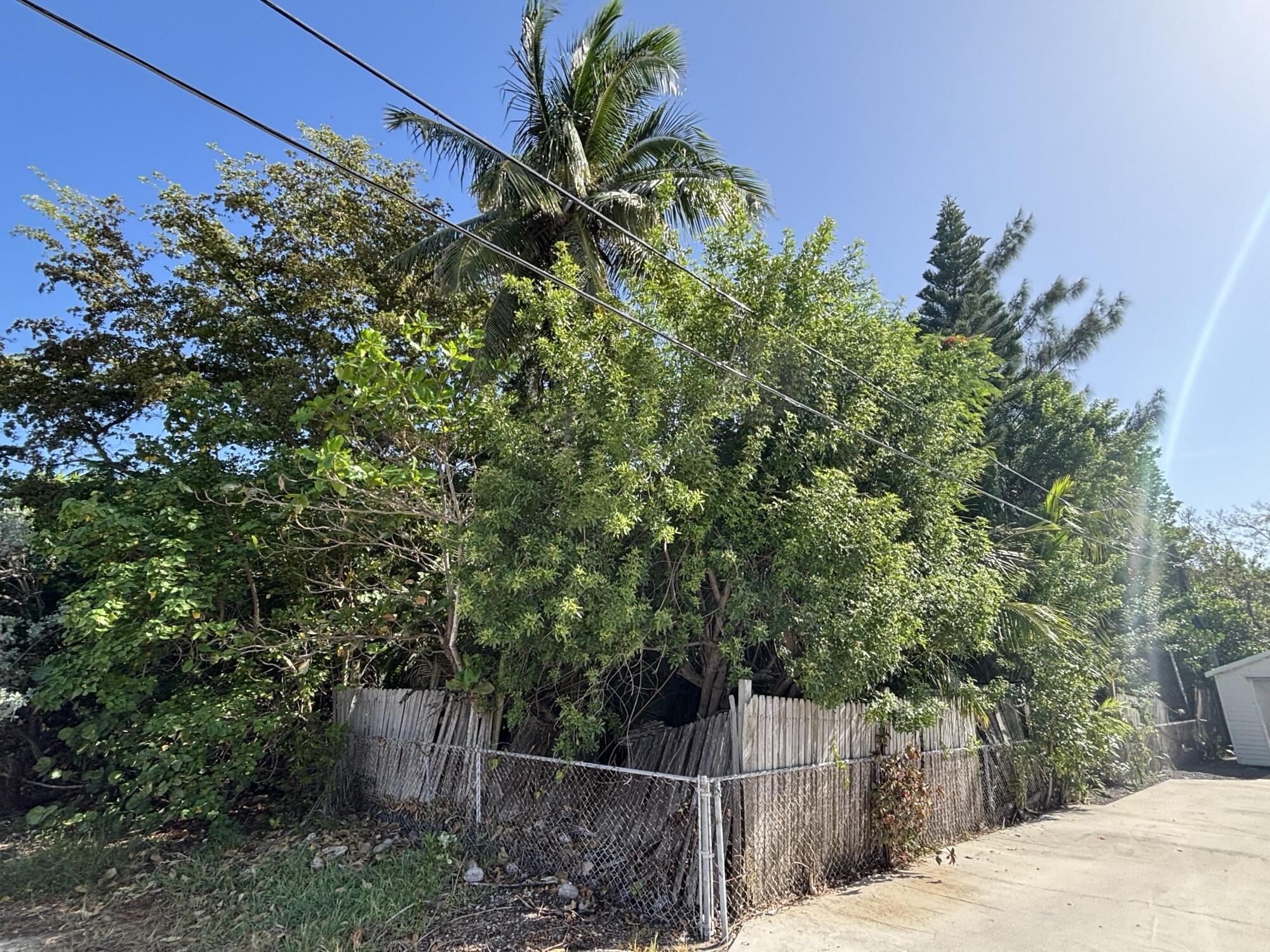 2433 Linda Avenue