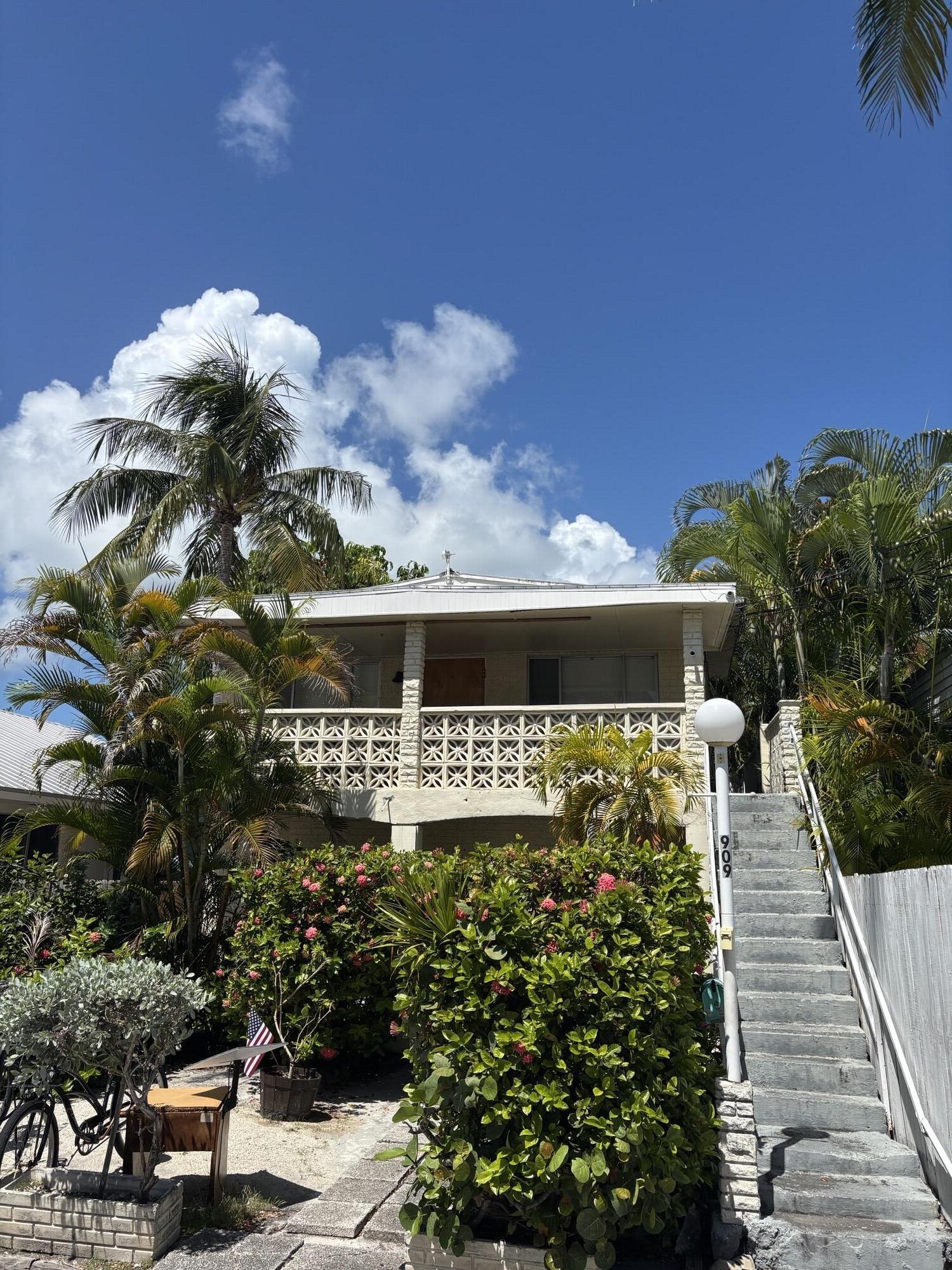 909 Grinnell Street