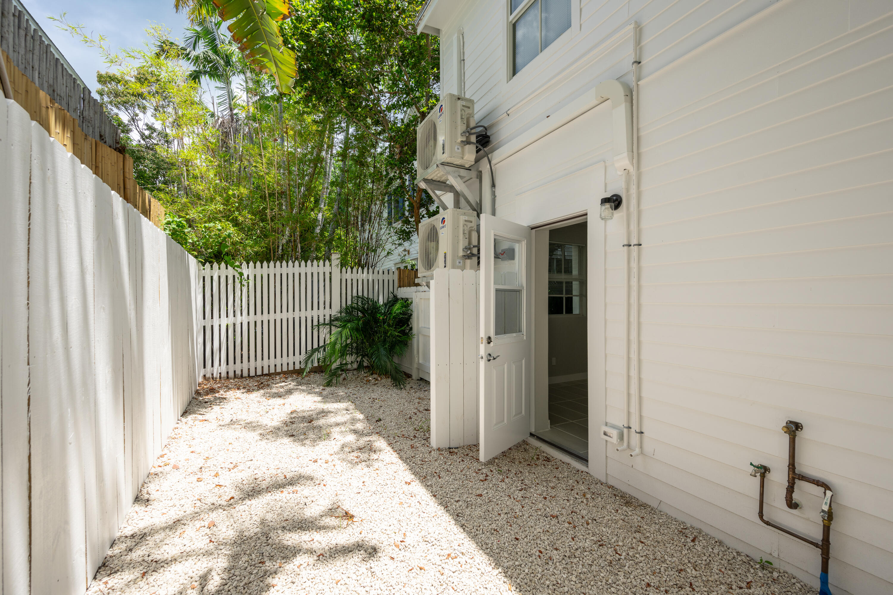 818 Elizabeth Street