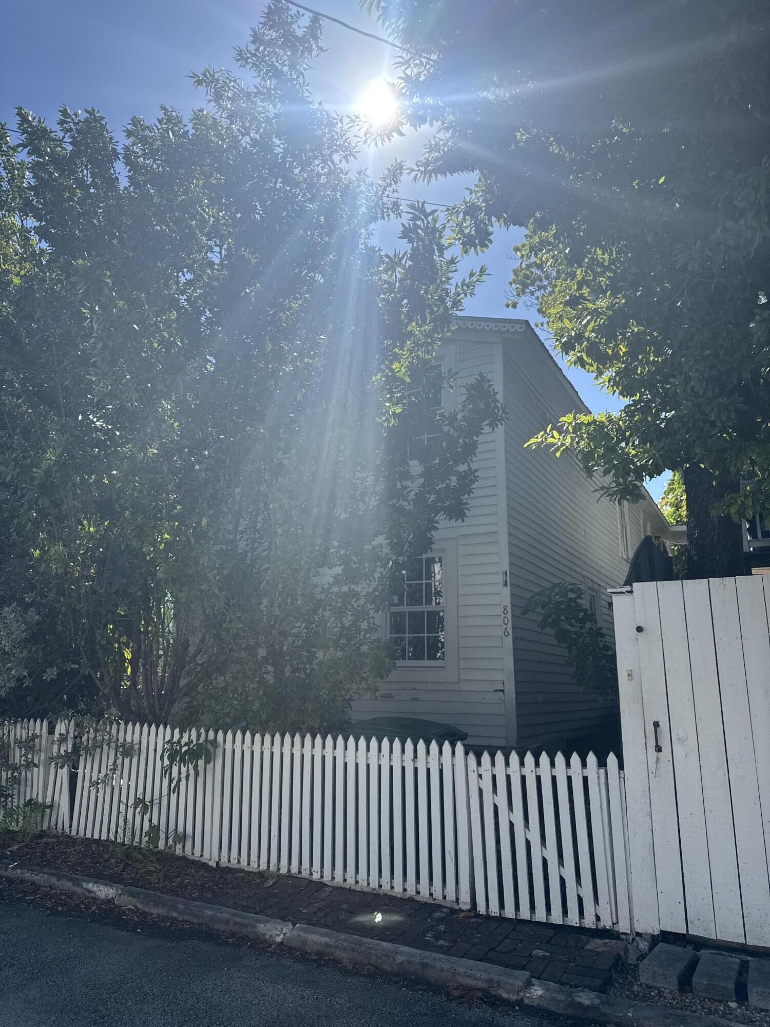 806 Pearl Street