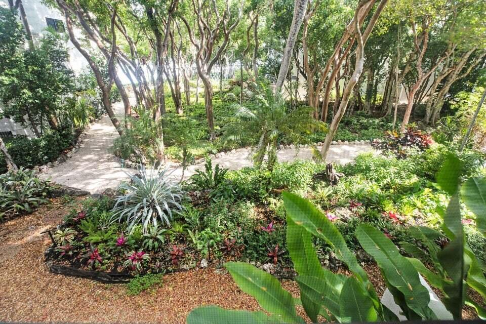 97652 Overseas Highway APT M10