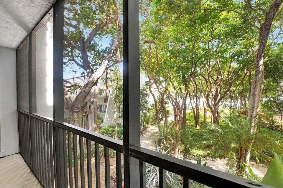 97652 Overseas Highway APT M10