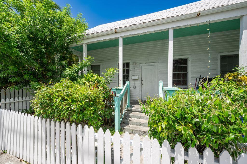 818 Elizabeth Street Front