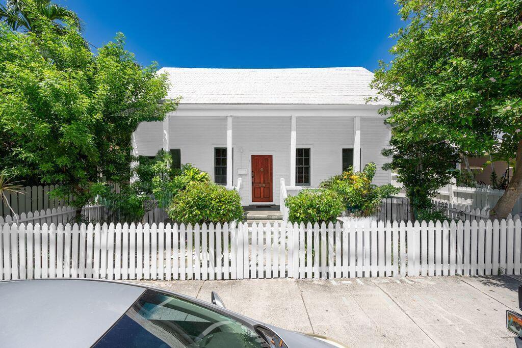 818 Elizabeth Street Front