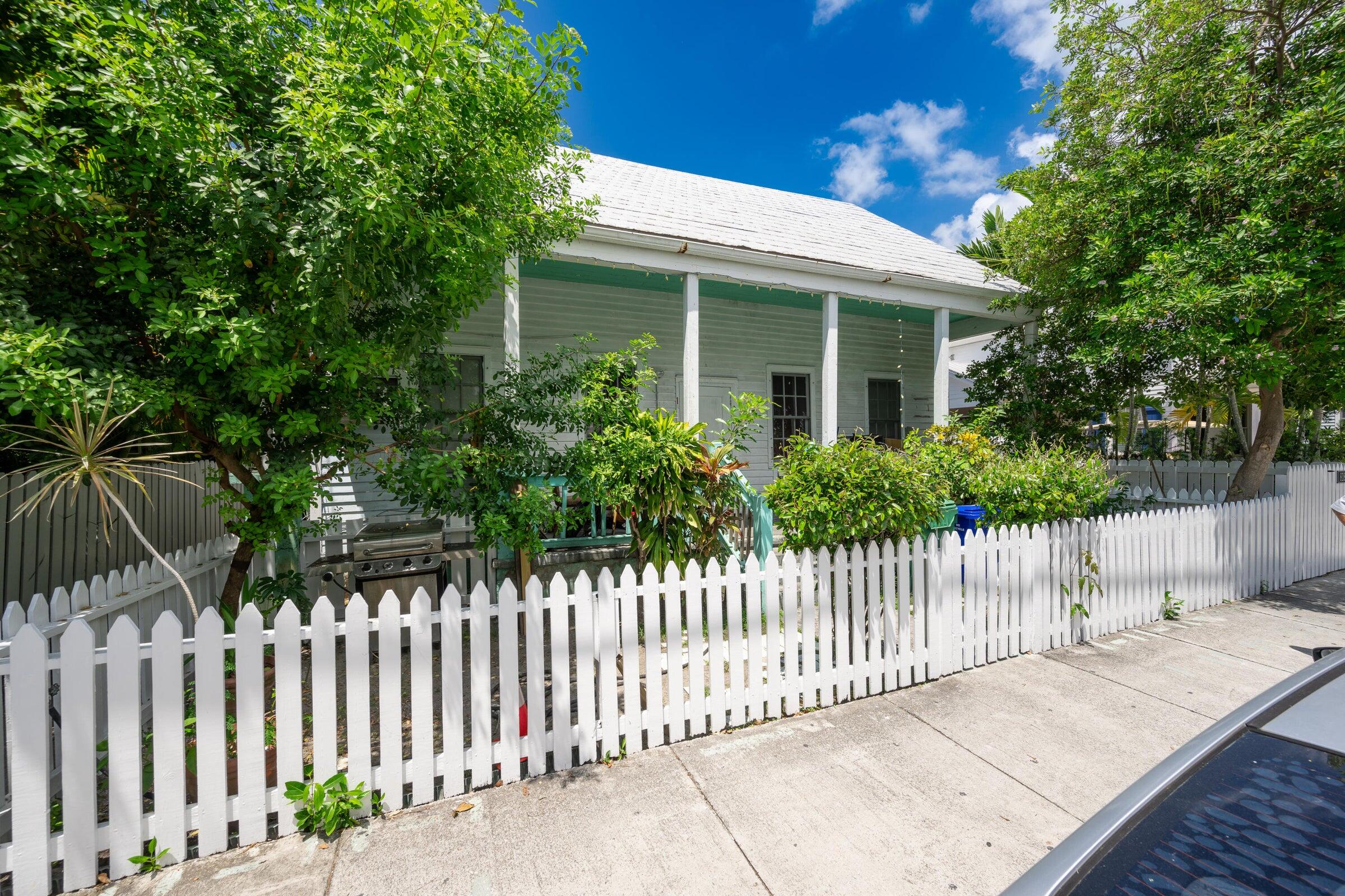 818 Elizabeth Street Front