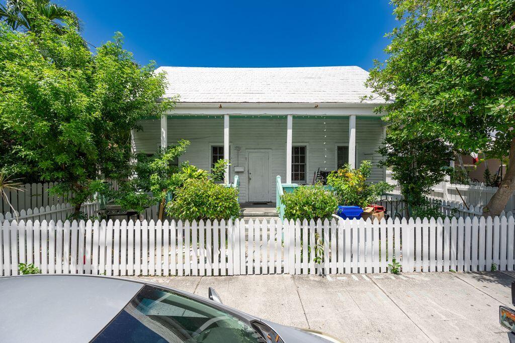 818 Elizabeth Street Front