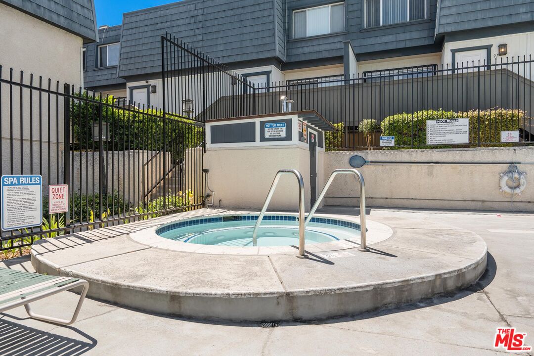 18550 Hatteras St Unit: 32