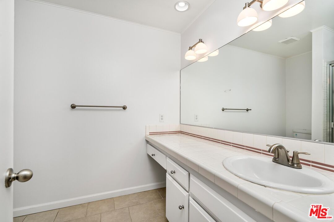 18550 Hatteras St Unit: 32