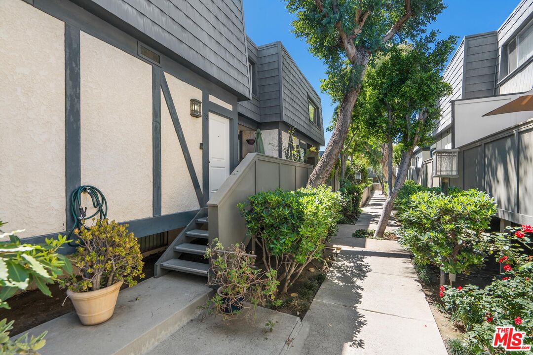 18550 Hatteras St Unit: 32