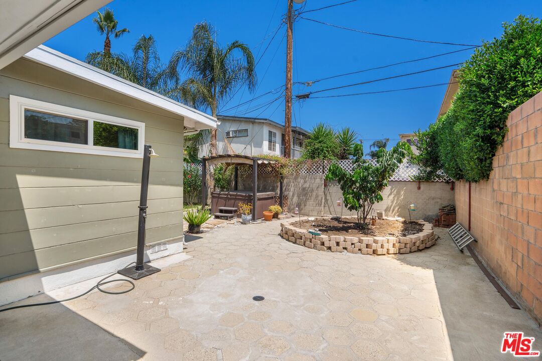 7128 Mammoth Ave