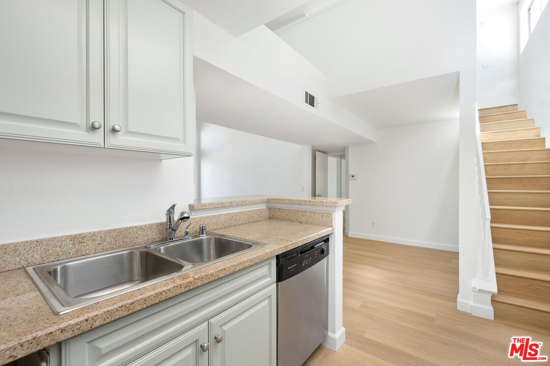 5565 Canoga Ave Unit: 301