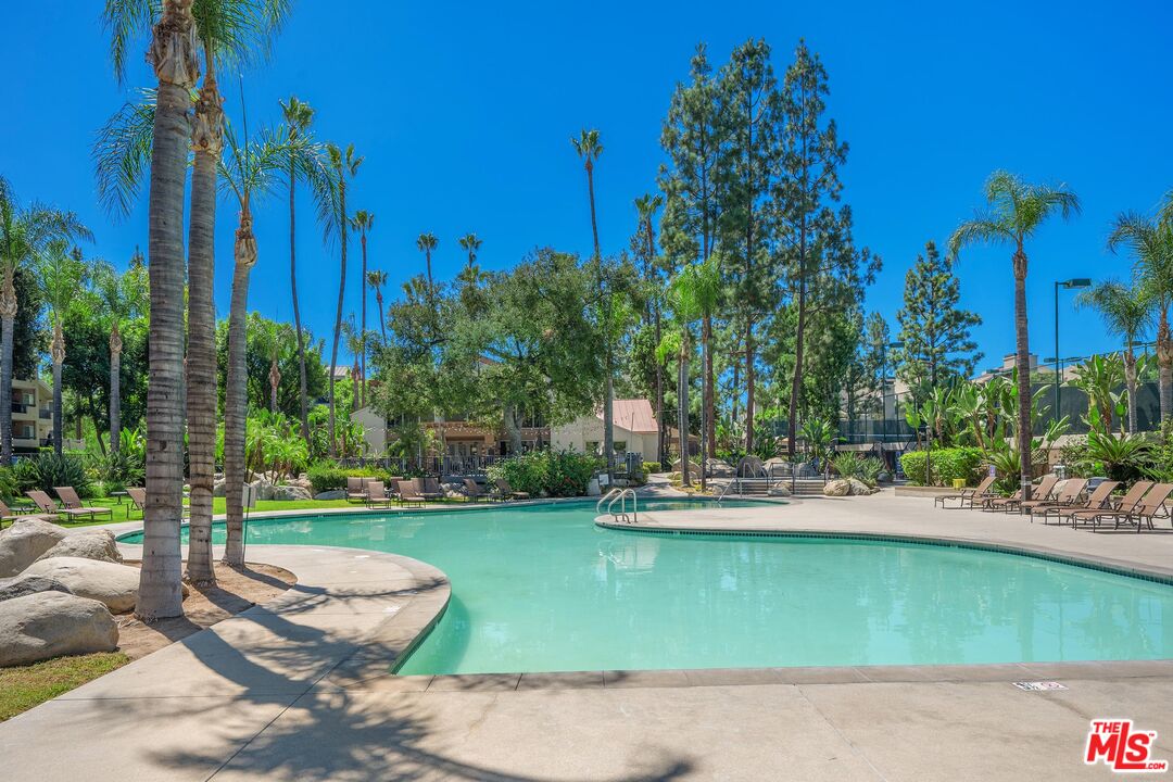 5565 Canoga Ave Unit: 301