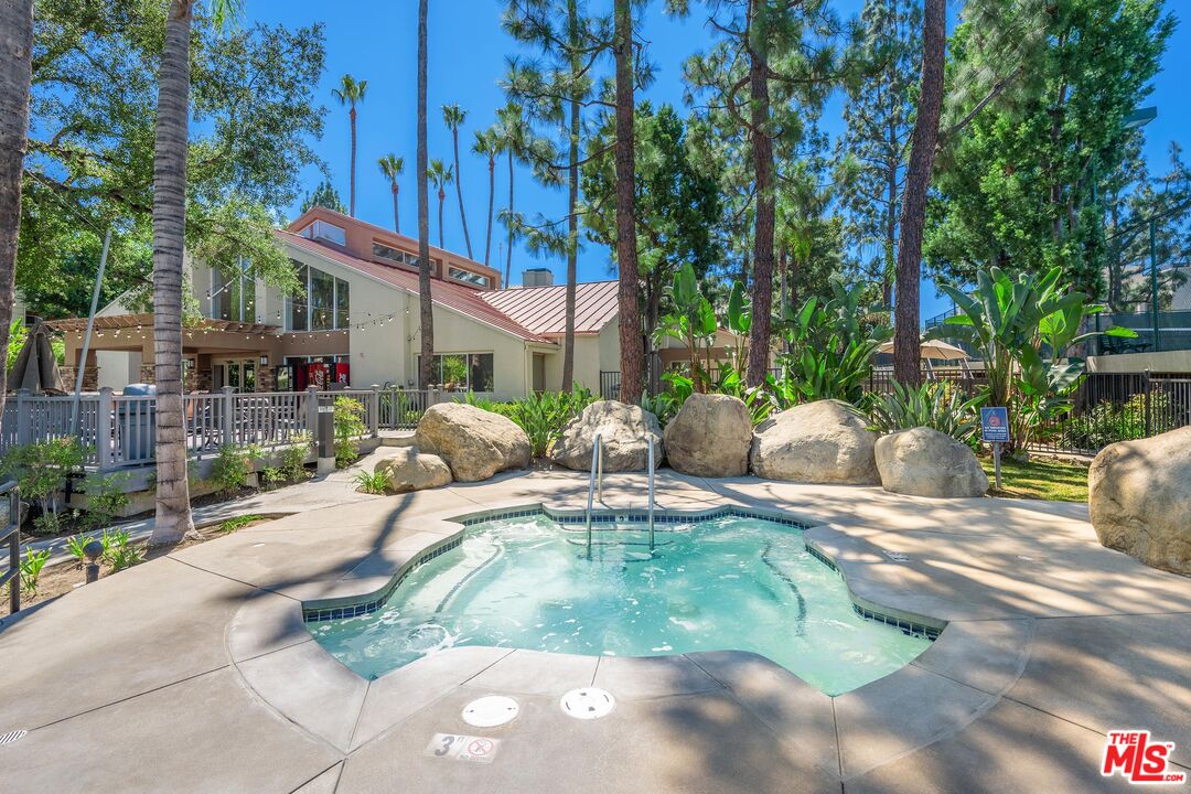 5565 Canoga Ave Unit: 301