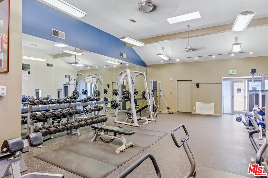 5565 Canoga Ave Unit: 301