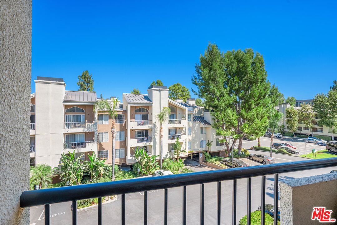 5565 Canoga Ave Unit: 301