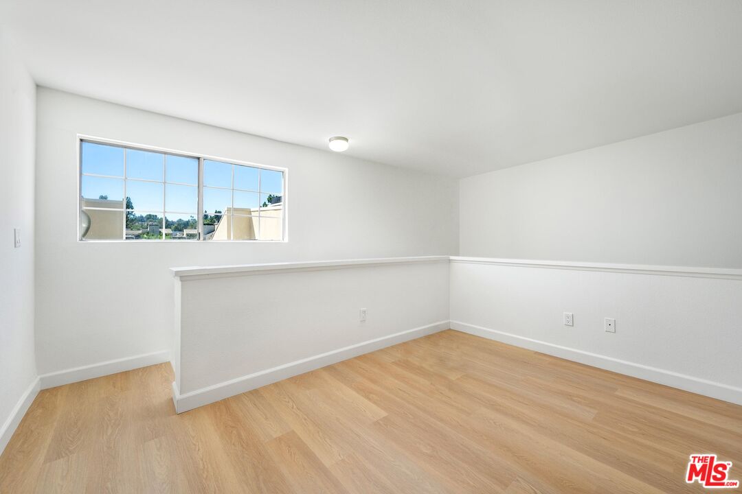 5565 Canoga Ave Unit: 301