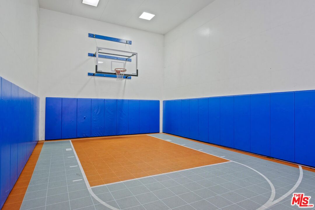 5565 Canoga Ave Unit: 301