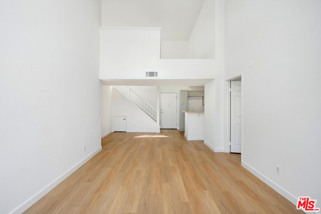 5565 Canoga Ave Unit: 301