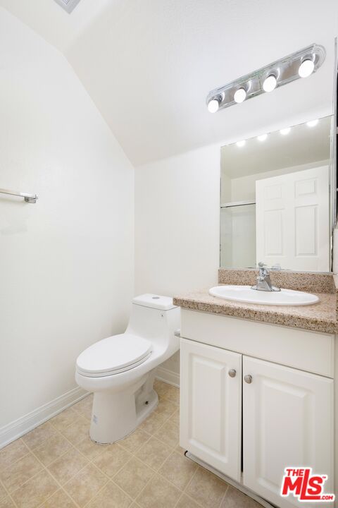 5565 Canoga Ave Unit: 301