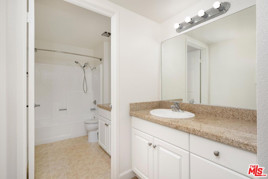 5565 Canoga Ave Unit: 301