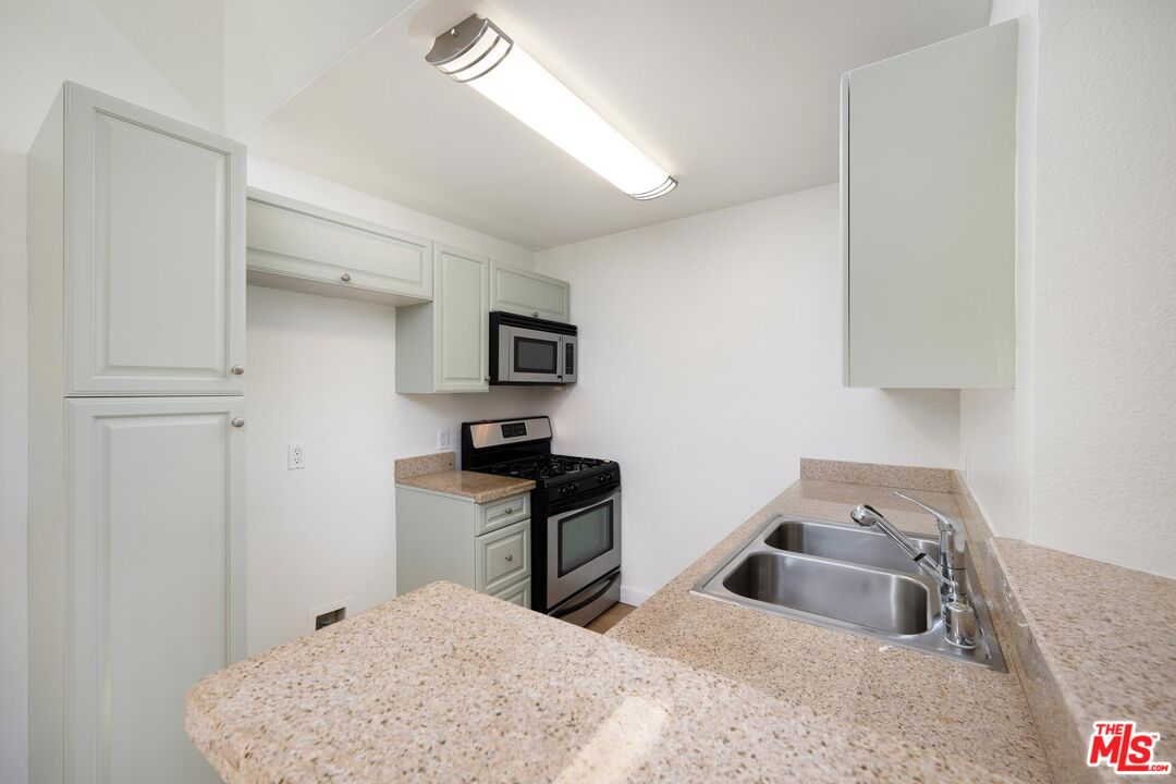 5565 Canoga Ave Unit: 301