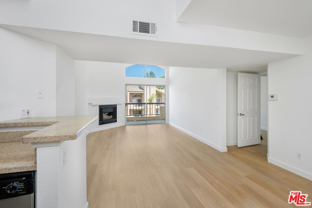 5565 Canoga Ave Unit: 301