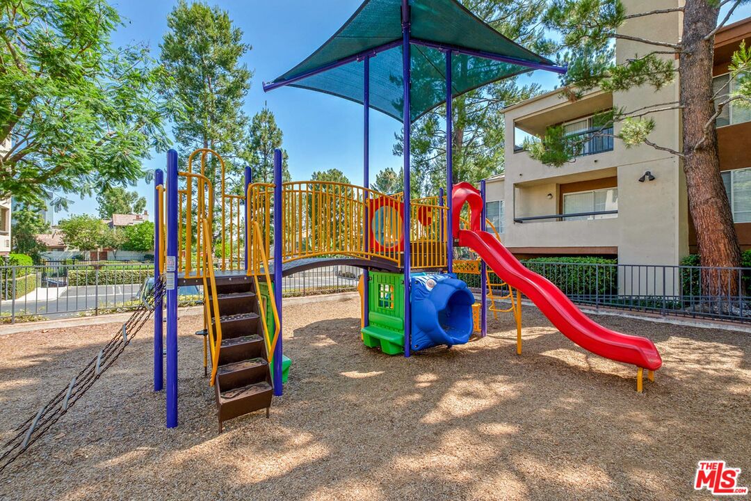 5565 Canoga Ave Unit: 301