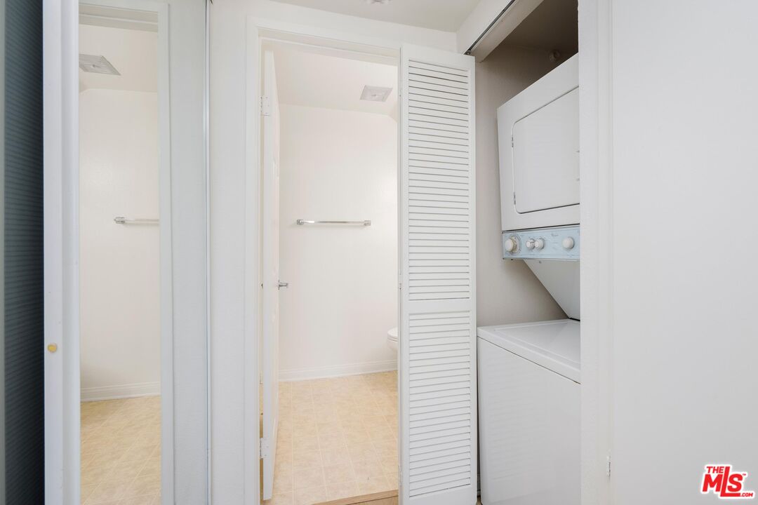 5565 Canoga Ave Unit: 301