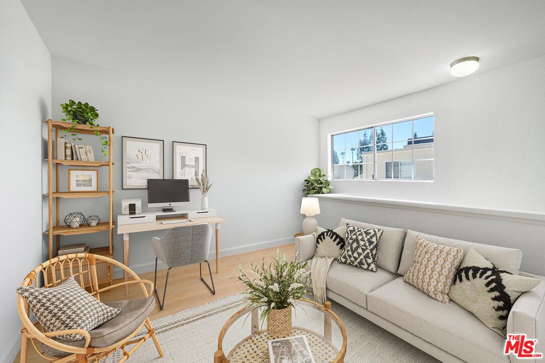 5565 Canoga Ave Unit: 301