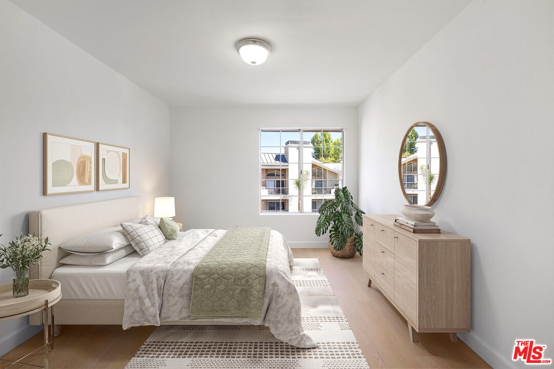 5565 Canoga Ave Unit: 301