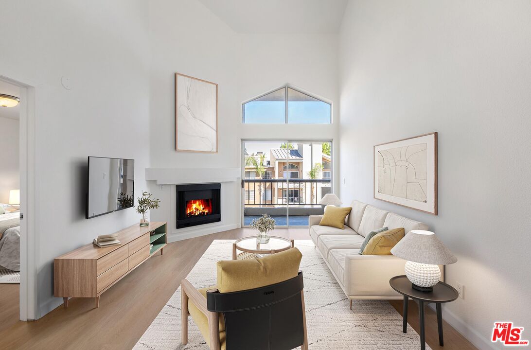 5565 Canoga Ave Unit: 301