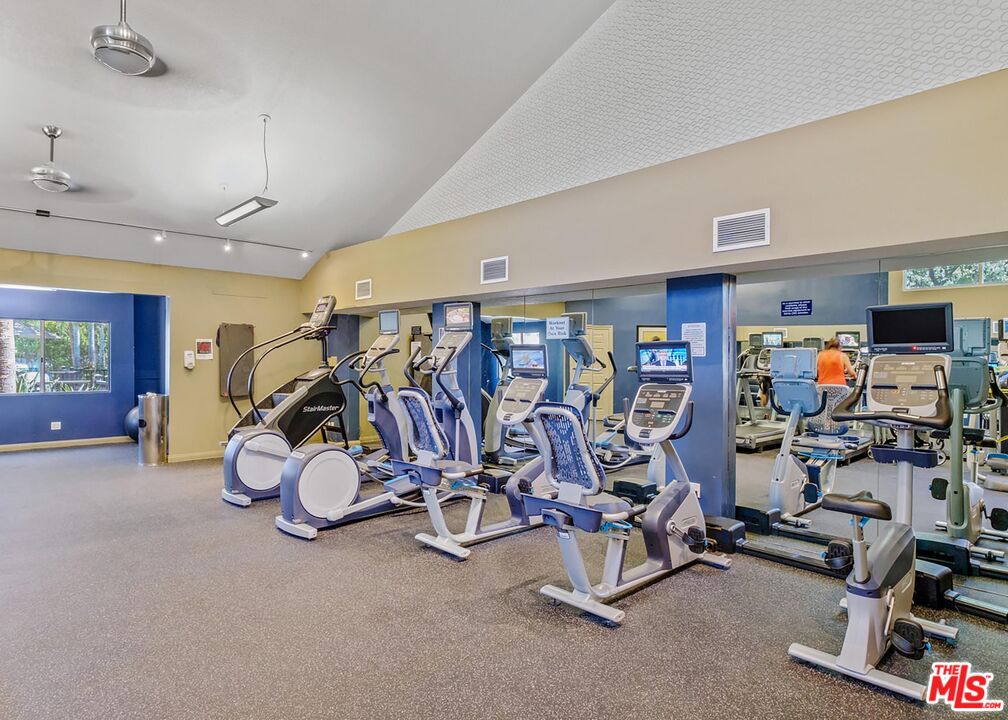 5565 Canoga Ave Unit: 301