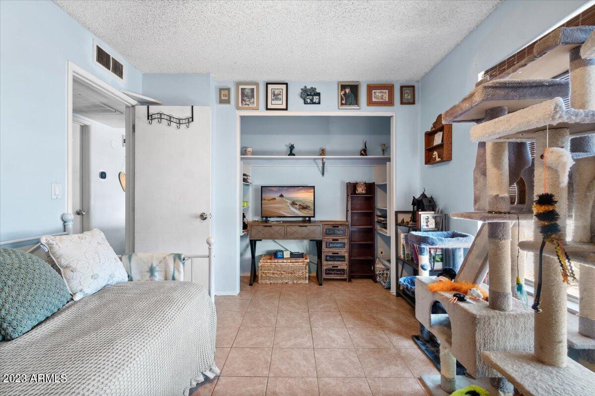 2614 E CHARLESTON Avenue