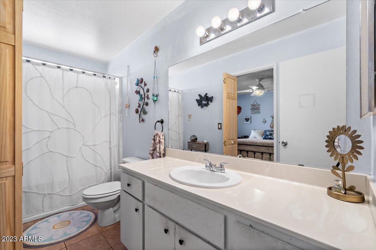 2614 E CHARLESTON Avenue