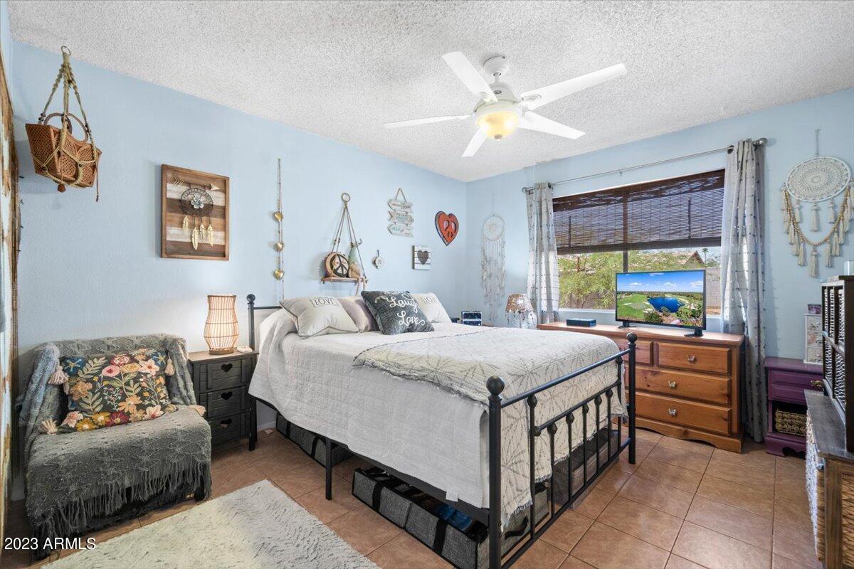 2614 E CHARLESTON Avenue