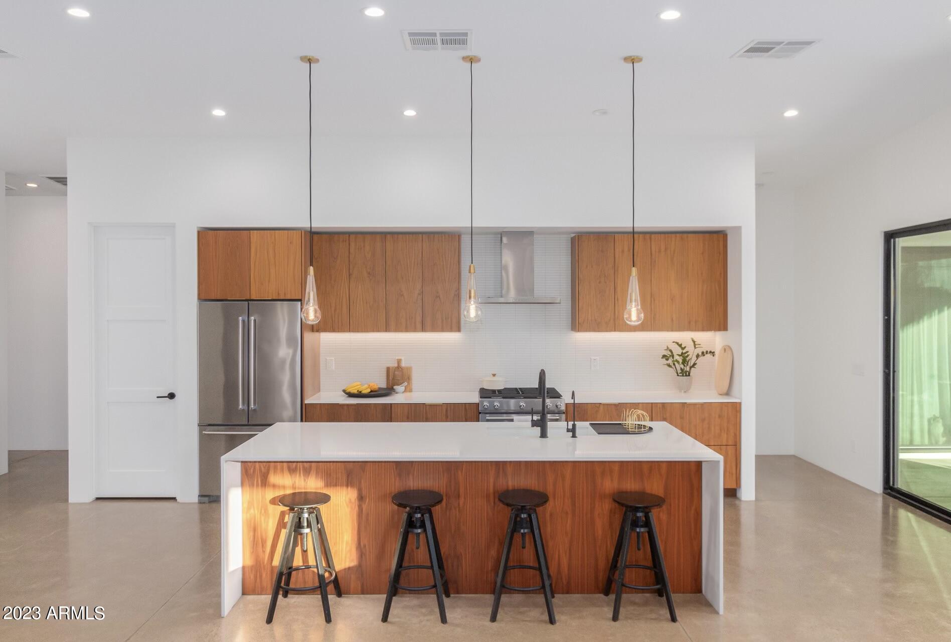 2205 E CLARENDON Avenue