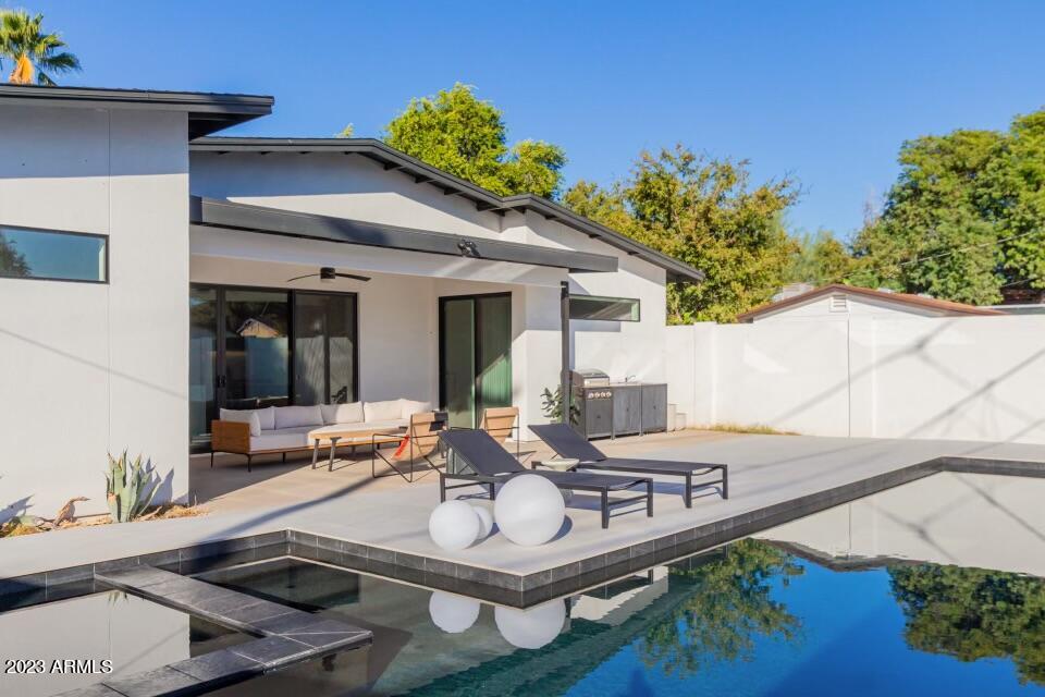 2205 E CLARENDON Avenue