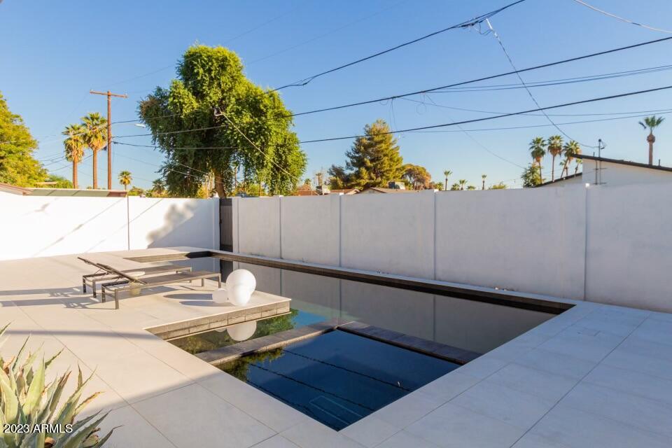 2205 E CLARENDON Avenue