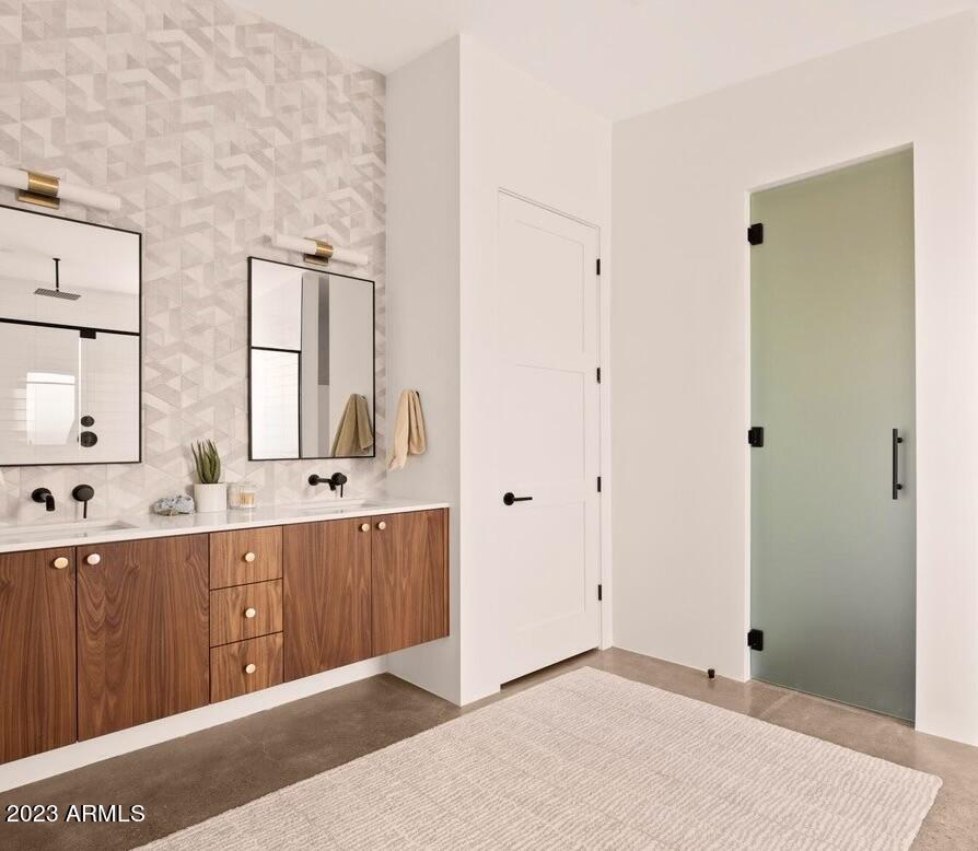 2205 E CLARENDON Avenue