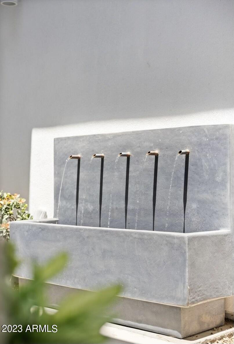 2205 E CLARENDON Avenue