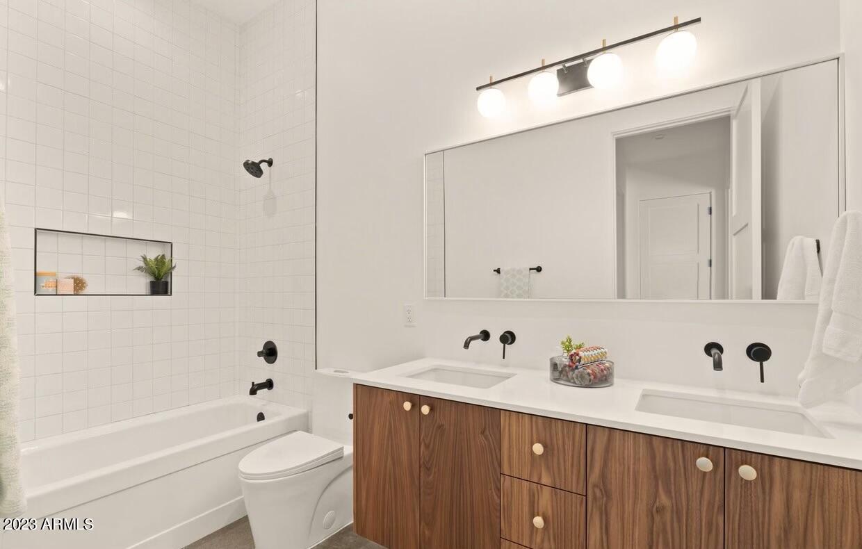 2205 E CLARENDON Avenue