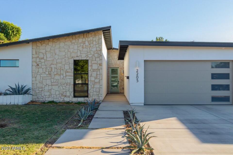 2205 E CLARENDON Avenue