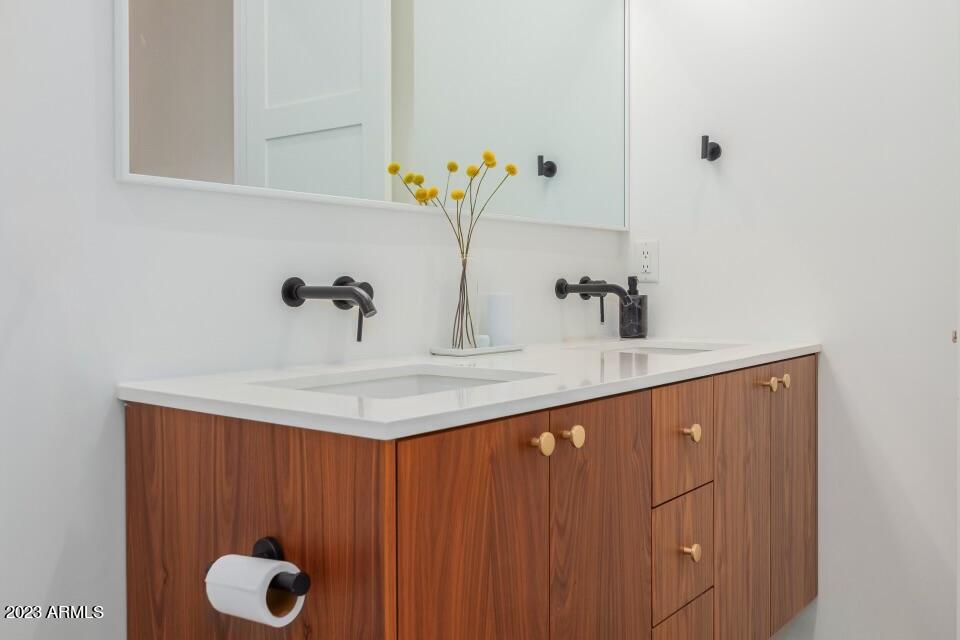 2205 E CLARENDON Avenue