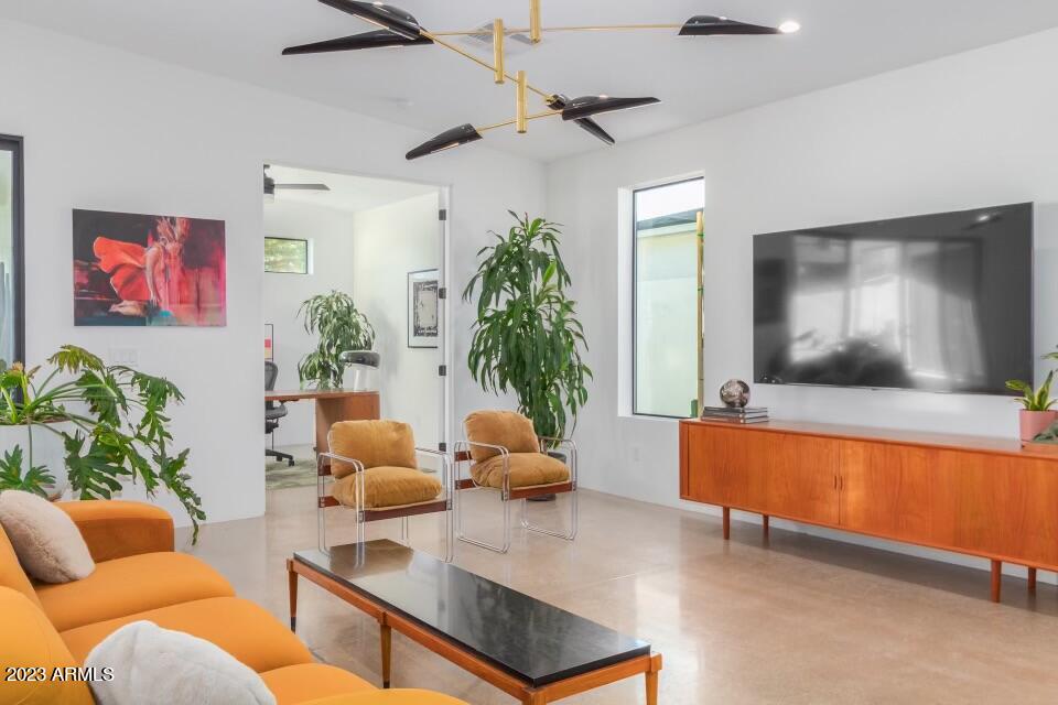 2205 E CLARENDON Avenue