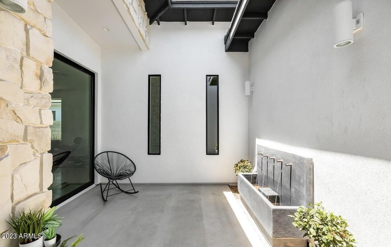 2205 E CLARENDON Avenue