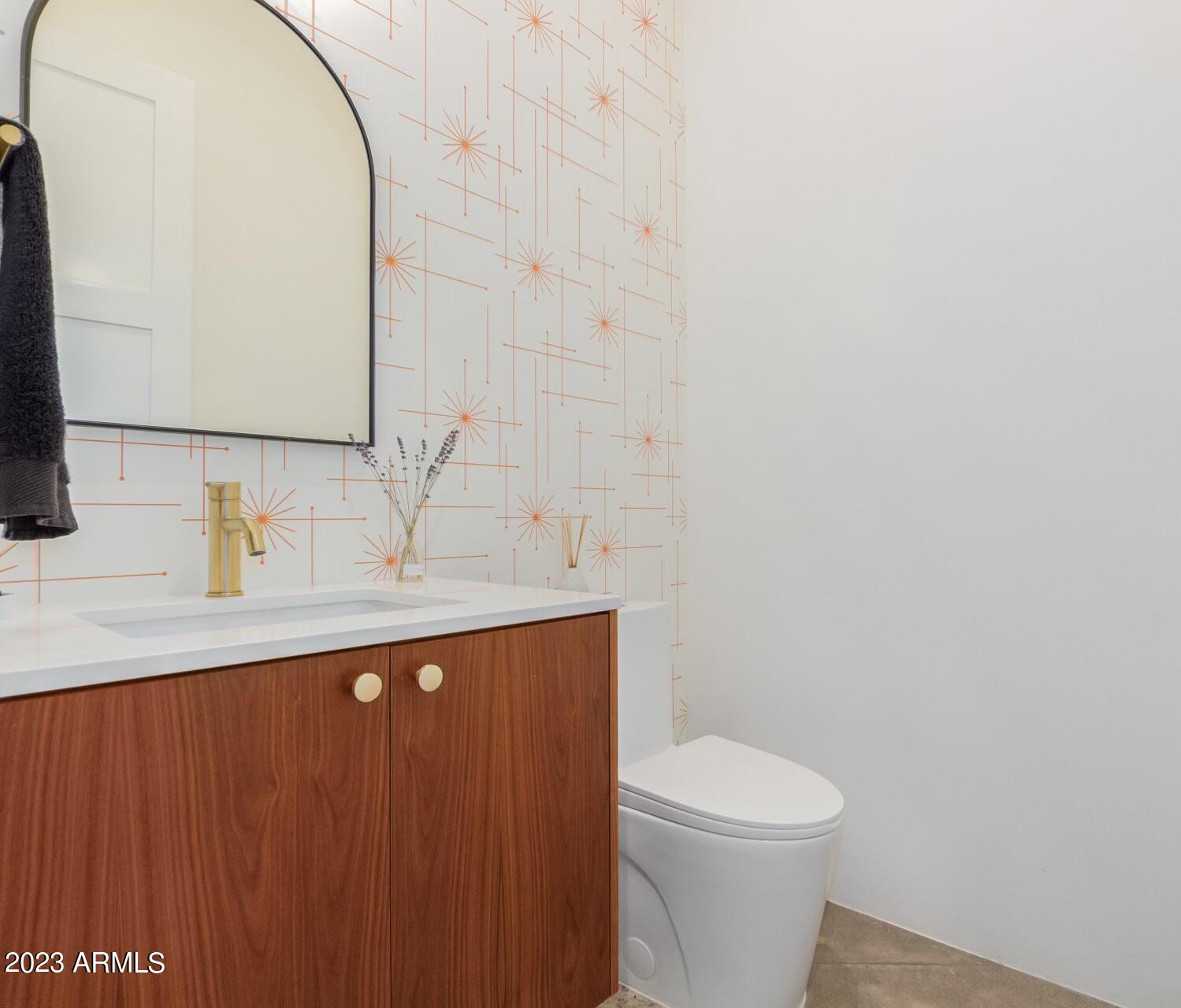 2205 E CLARENDON Avenue