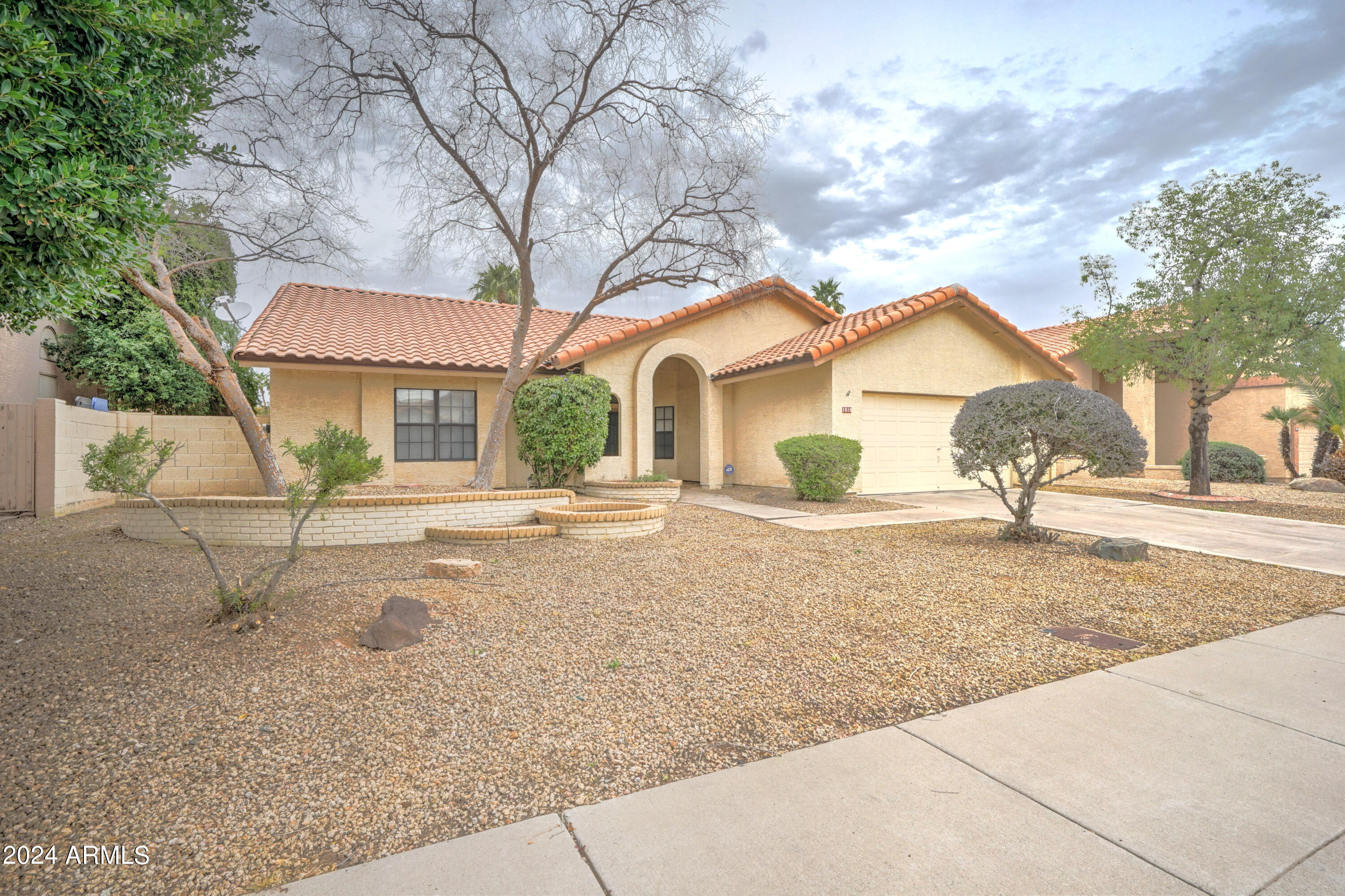 1518 W ANTIQUA Drive