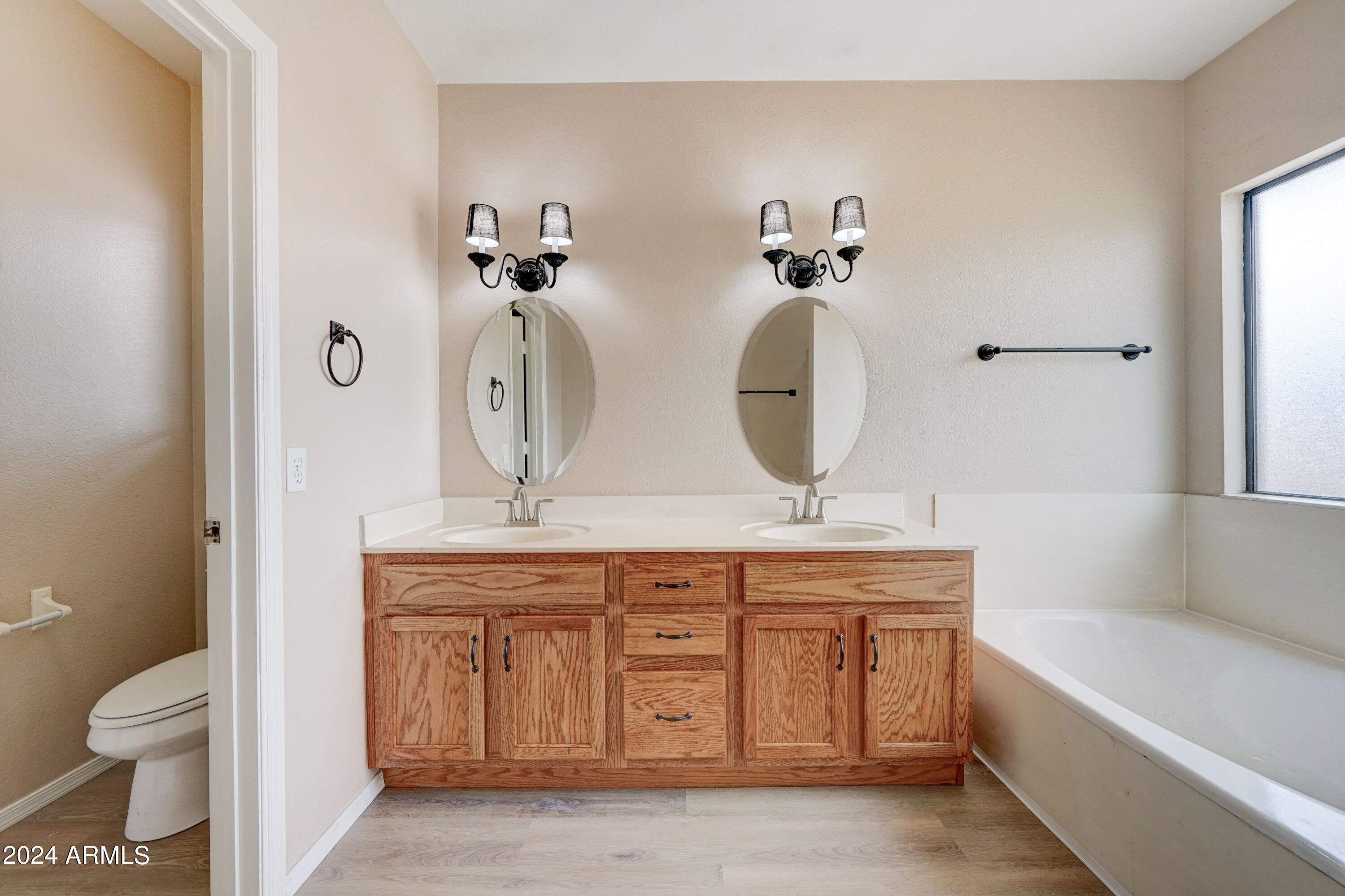 1518 W ANTIQUA Drive